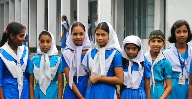 طلاب المدارس الثانوية في استراحة، بنغلاديش. الصورة :ADB