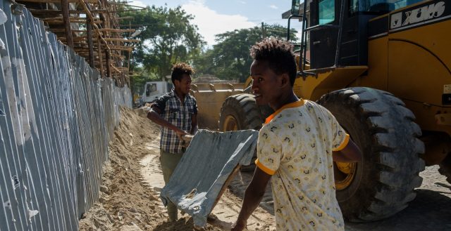 Construction workers in Batu-Ziway, Oromia. Photo: Nathalie Bertrams/GAGE